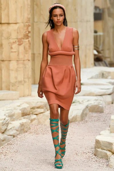 Look 16